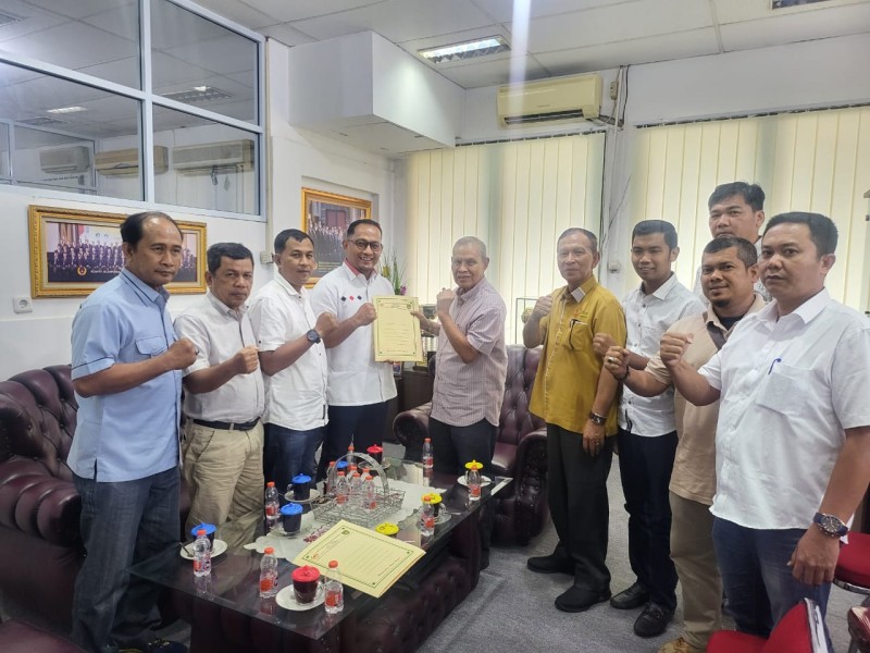 Serahkan Susunan Pengurus KONI Kota Dumai, Agustiawan ST Temui Ketua Provinsi