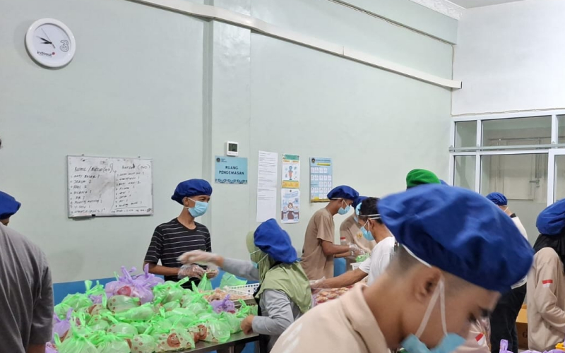 Sertu Jon Simamora Kawal Pembagian Makanan Bergizi Gratis bagi Sekolah dan Posyandu