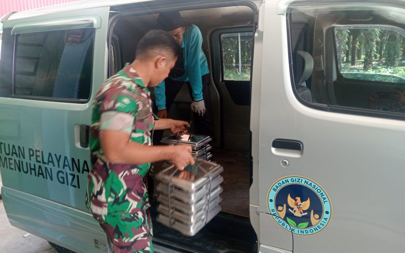 Babinsa Koramil 02/Bukit Kapur Dampingi Penyaluran 2.697 Porsi Makanan Bergizi Gratis