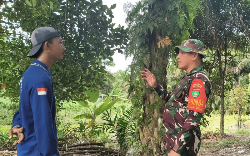 Babinsa Teluk Binjai Dorong Warga Manfaatkan Lahan Secara Produktif dan Ramah Lingkungan