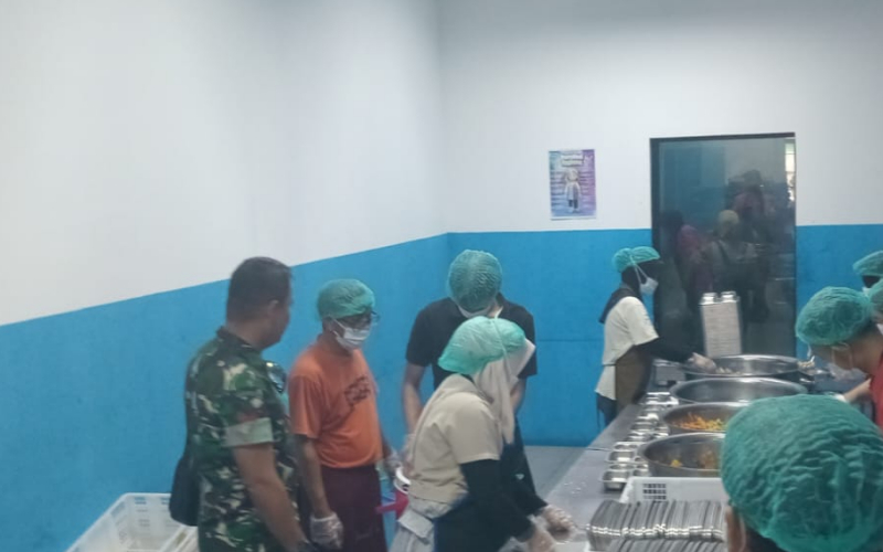 Babinsa Koramil 01/Dumai Dampingi Penyaluran Makanan Bergizi Gratis untuk Ribuan Pelajar