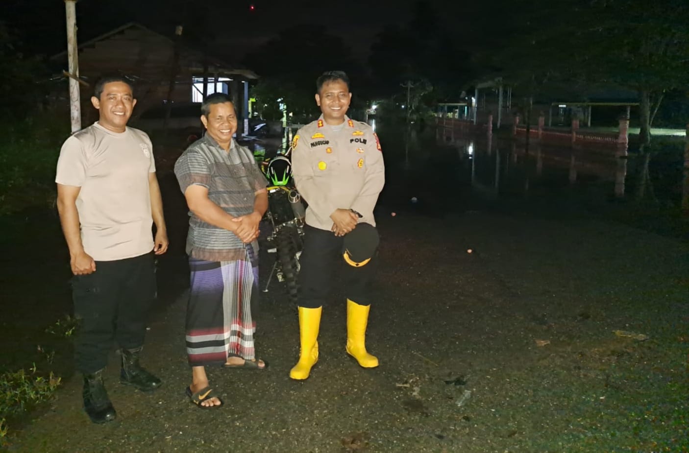 Tokoh Masyarakat Puji Kapolres Rohul Tengah Malam Tinjau Lokasi Banjir Sendirian