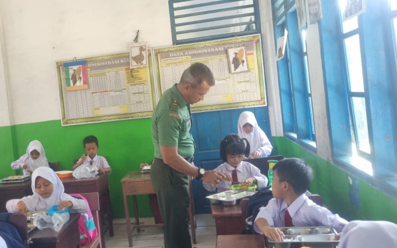 Babinsa dan Yayasan Kawah Insan Cendikia Gelar Program Makan Bergizi untuk 2.162 Siswa