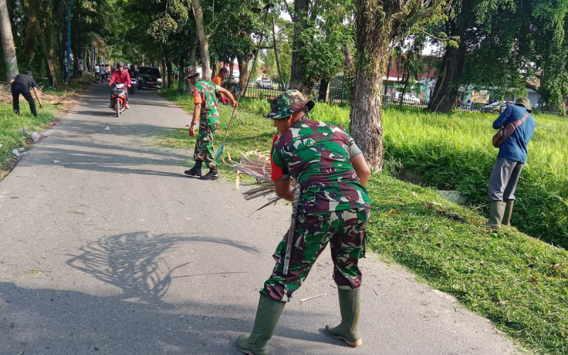 Gotong Royong Massal di Dumai Timur, Aparat dan Warga Bersinergi Bersihkan Lingkungan