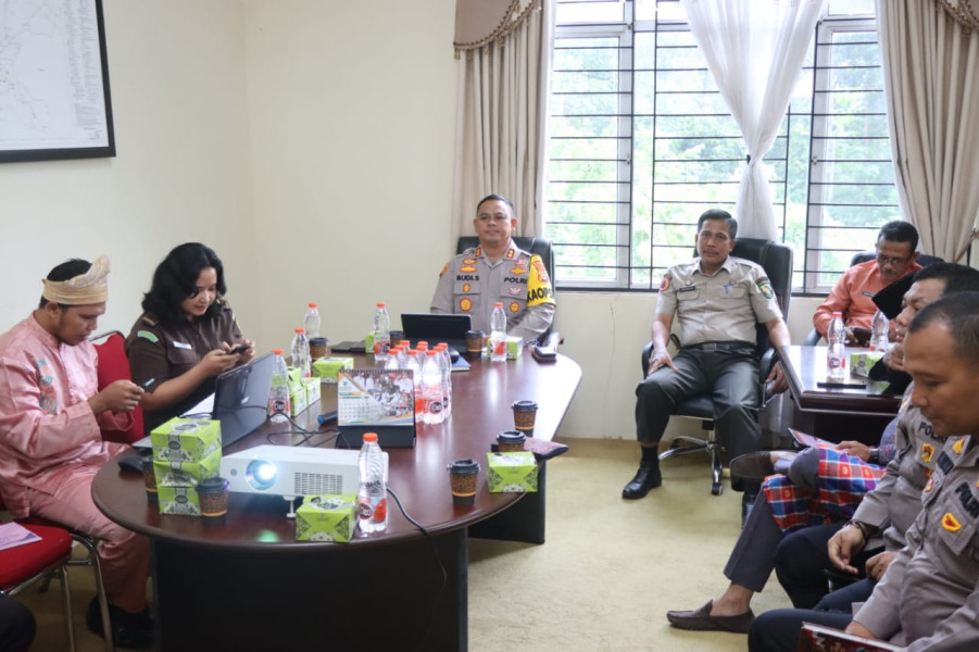 KAPOLRES AKBP BUDI PIMPIN RAKOR PENANGANAN KARHUTLA DI WILAYAH KABUPATEN ROHUL TAHUN 2024