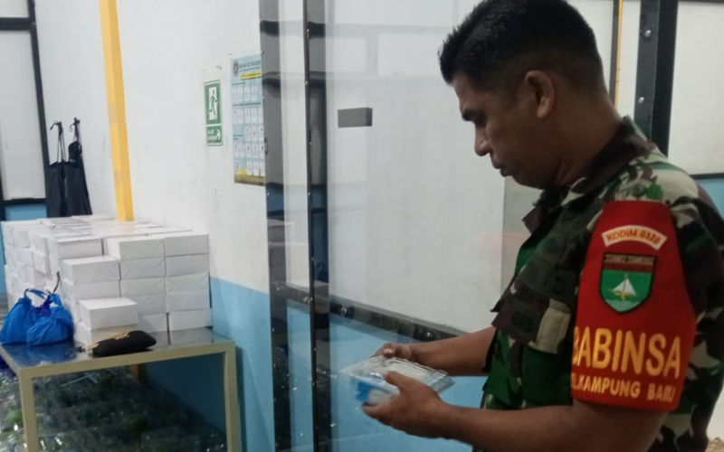 Babinsa Koramil 02 Bukit Kapur Dampingi Program Makanan Bergizi Gratis di Dumai