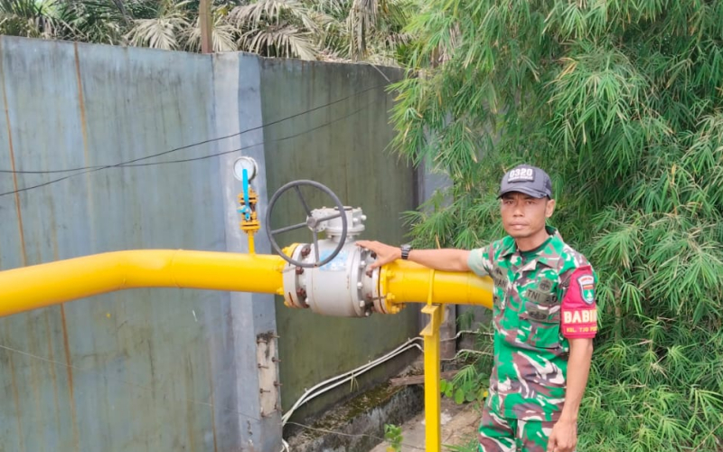 Babinsa Koramil 03 Sungai Sembilan Patroli Amankan Instalasi Jaringan Gas di Lubuk Gaung