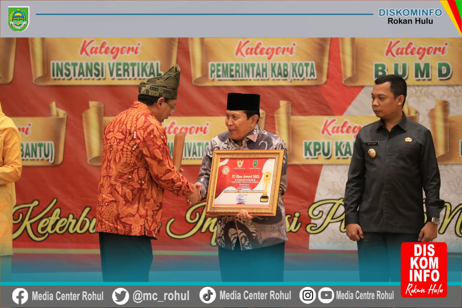 Bupati Rohul H Sukiman Terima Penghargaan Bergengsi Kl Riau Awaard 2022