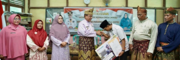 Batang Tuaka Kecamatan Ketiga, Bupati Inhil HM Wardan Menyerahkan Secara Langsung NIKD Dan NIPD Kades Dan Perangkat Desa