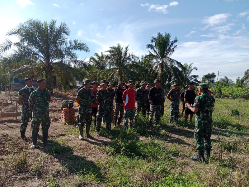 Kapten Inf Syuar Hendri Apel Persiapan Bersama Aggota Satgas Sebelum Memulai Pekerjaan TMMD Ke 117