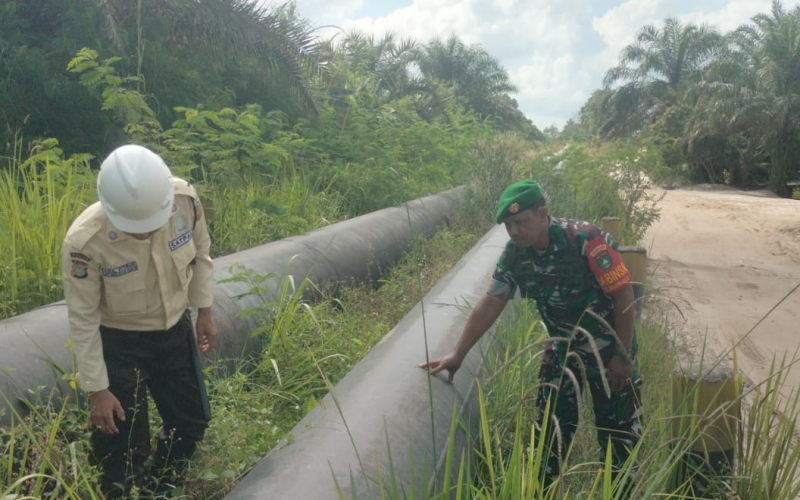 Babinsa Koramil 01 Dumai dan PHR Patroli Jalur Pipa Minyak, Pengamanan Obvitnas Diperkuat