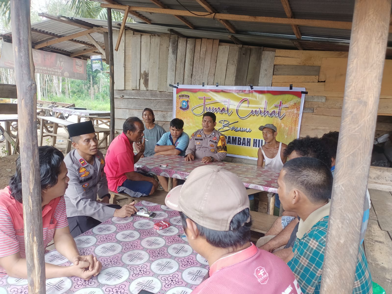 Serap Aspirasi Warga Di Jum'at Curhat, Kapolsek Rambahhilir Sosialisasikan Nomor Pengaduan Masyarakat