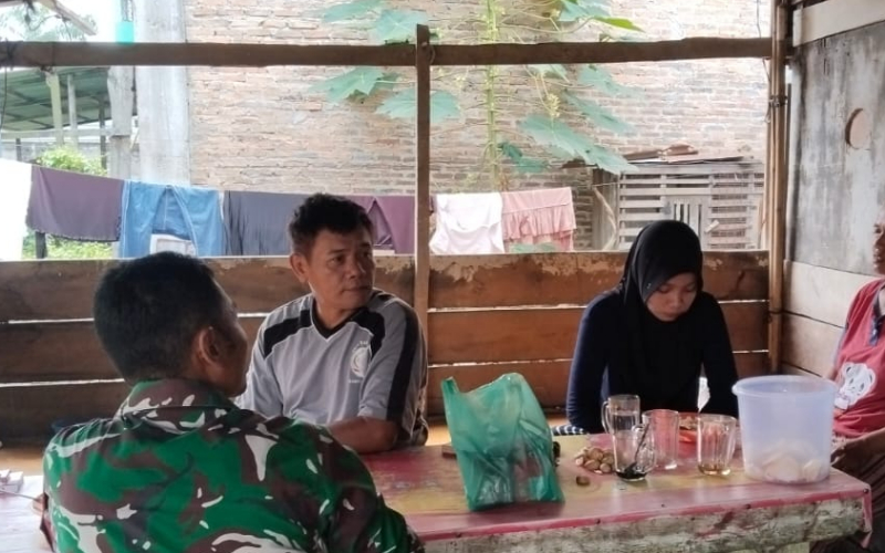Babinsa Koramil 03 Sungai Sembilan Intensifkan Komsos Bersama Warga Tanjung Penyembal