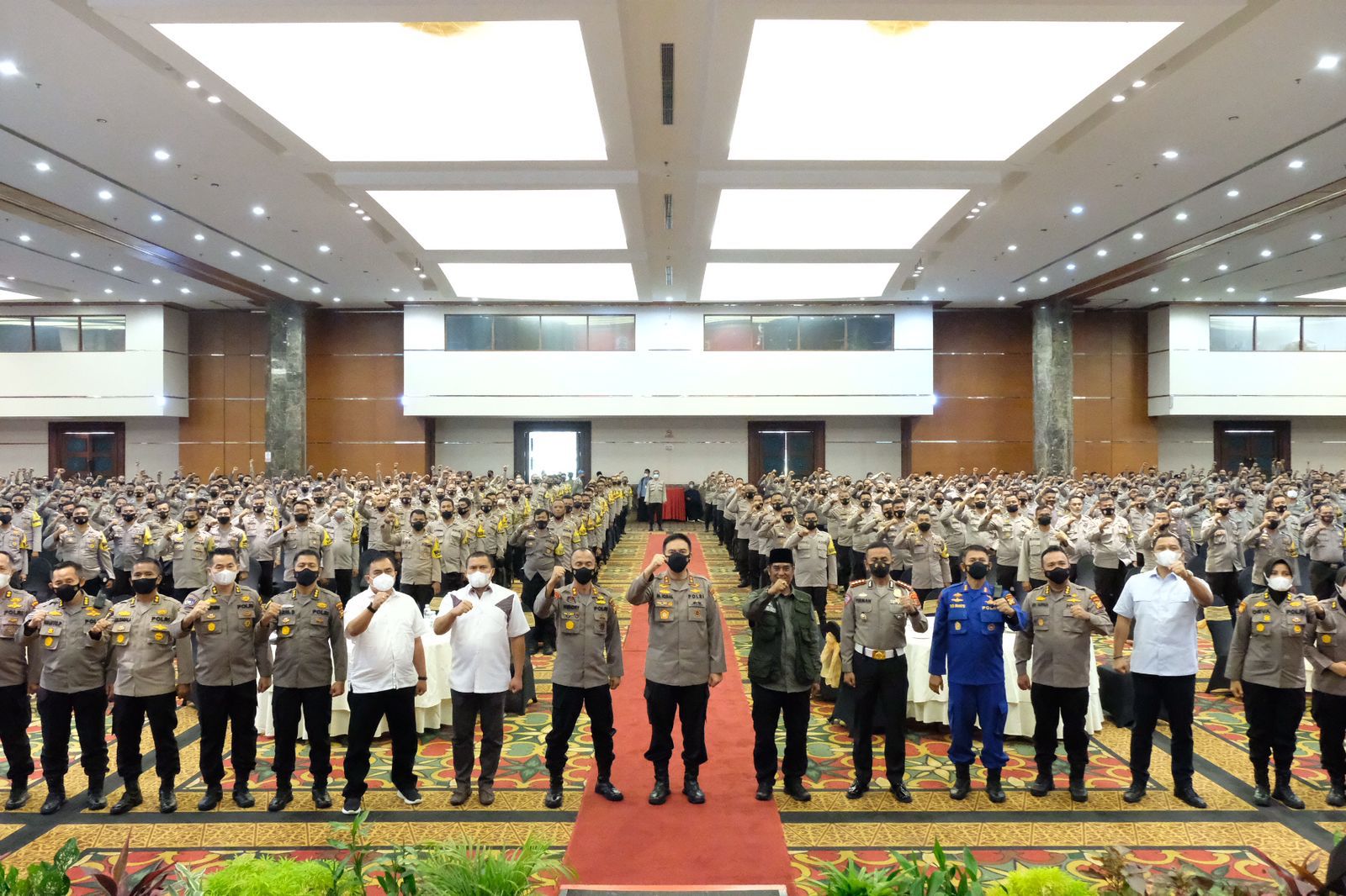 Pimpin Apel Akbar Bhabinkamtibmas Sejajaran Polda Riau, Irjen Iqbal Berikan Penghargaan Bhabinkamtibmas Berprestasi 