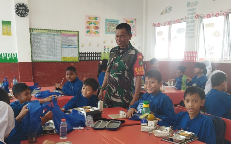 Serka Abu Kasim Dampingi Distribusi Makanan Bergizi Gratis untuk Pelajar dan Warga Ratu Sima