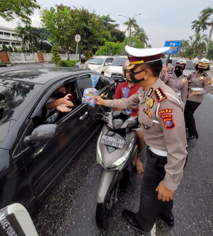 Bagi Takjil Kepada Pengguna Jalan, Dirlantas : Kita Menghimbau Masyarakat Tertib Berlalu Lintas