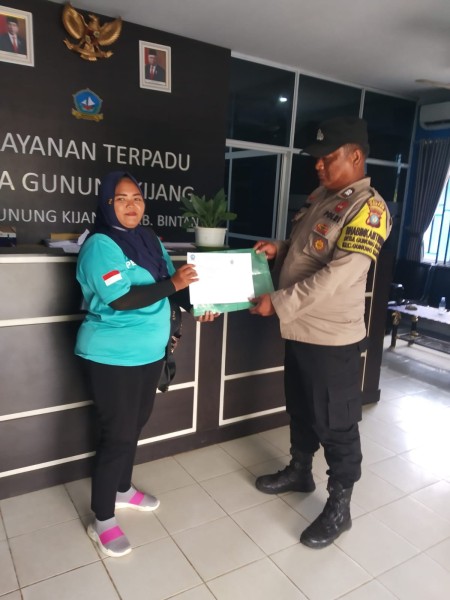 Menjaga Bantuan Sampai Kepada Masyarakat, Bhabinkamtibmas Lakukan Pengawalan