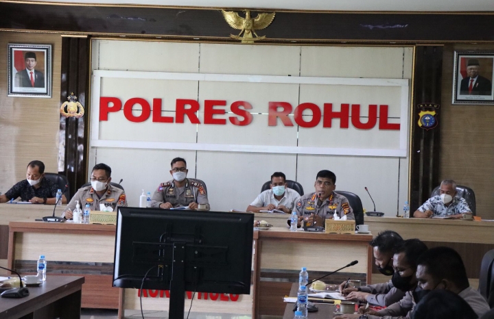 Wakapolres Rohul Anev Dengan Kabid Humas Dalam Kunjungan Pamatwil Polda Riau Monitoring Vaksinisasi