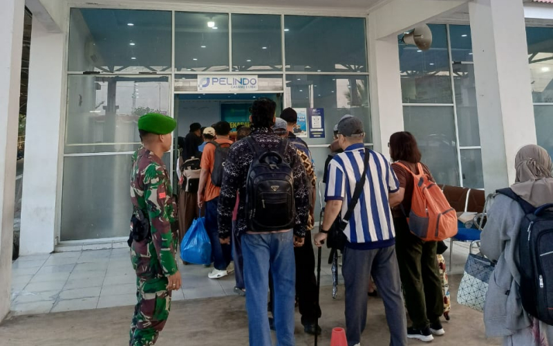 Babinsa Bersama Tim Gabungan Perketat Pengamanan Arus Kedatangan Ferry Lebaran di Dumai