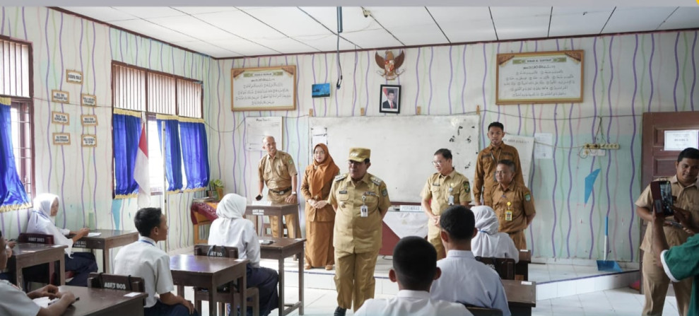 Bupati Rohul H Sukiman Bersama Damri Poti Pastikan Pelaksanaan Ujian SD dan SMP Berjalan Lancar