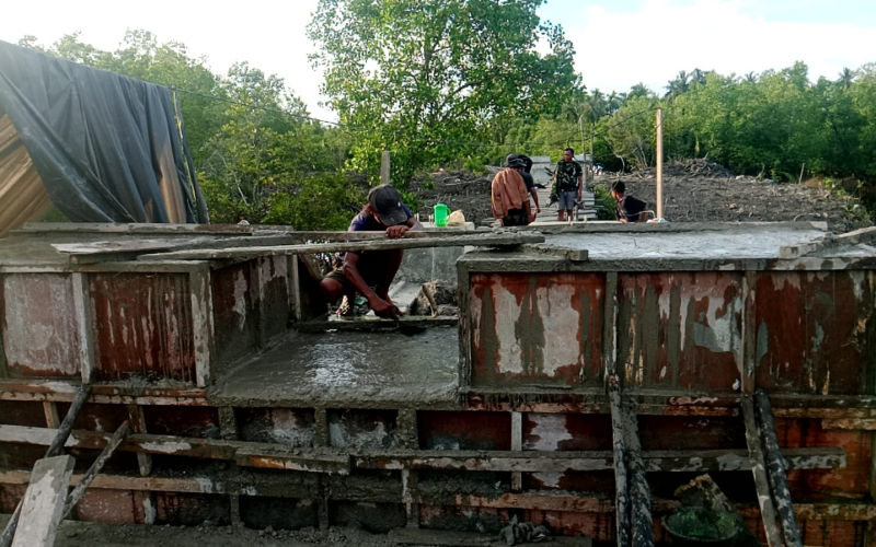 Semangat Kebersamaan Tak Surut, TNI dan Warga Terus Kebut Pembangunan Jembatan Garuda