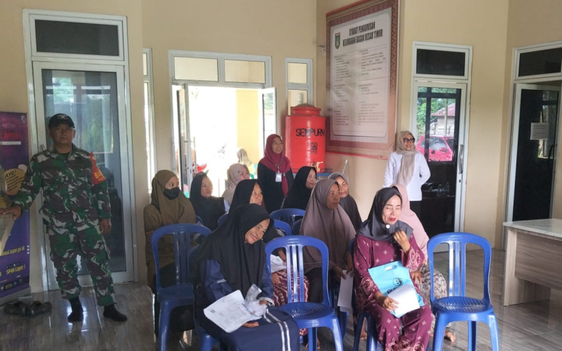 Babinsa Dampingi Penyaluran Bantuan Beras dan Minyak Goreng kepada 235 Warga Bagan Besar Timur