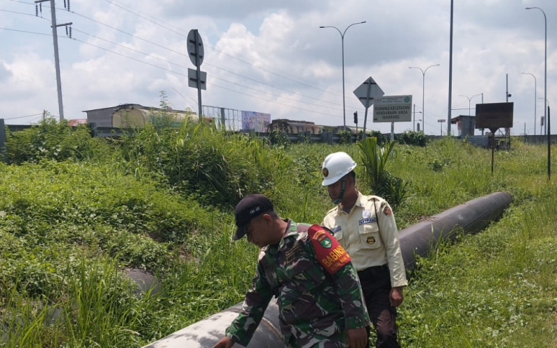 Babinsa dan Tim SKK Migas Lakukan Patroli Jalur Pipa di Bagan Besar Timur