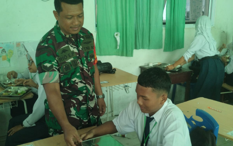 Babinsa Koramil 01/Dumai Dampingi Penyaluran 2.480 Porsi Makan Bergizi Gratis di Tanjung Palas dan Jaya Mukti