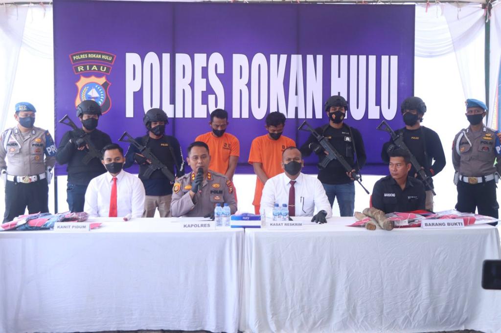 Pres Release Dipimpin Kapolres Rohul, Dua Pria Tersangka Pembunuhan Terancam Hukuman Penjara Se Umur Hidup