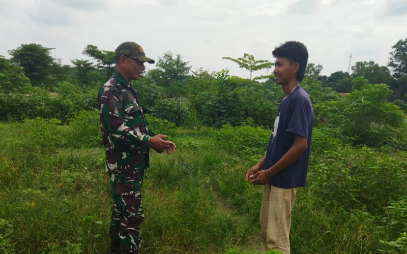 Babinsa Koramil 01 Dumai Gencarkan Patroli dan Edukasi Karhutla di Bukit Timah