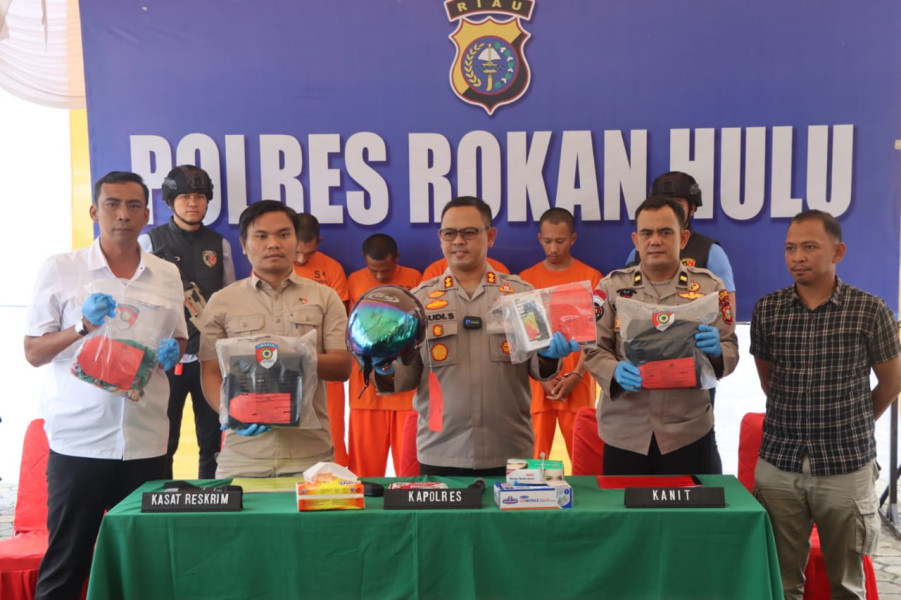 Konferensi Pers Dipimpin Kapolres Rohul AKBP Budi Setiyono Tampilkan Tiga Kasus Menonjol di Ungkap Personil Sat Reskrim Polres Rohul