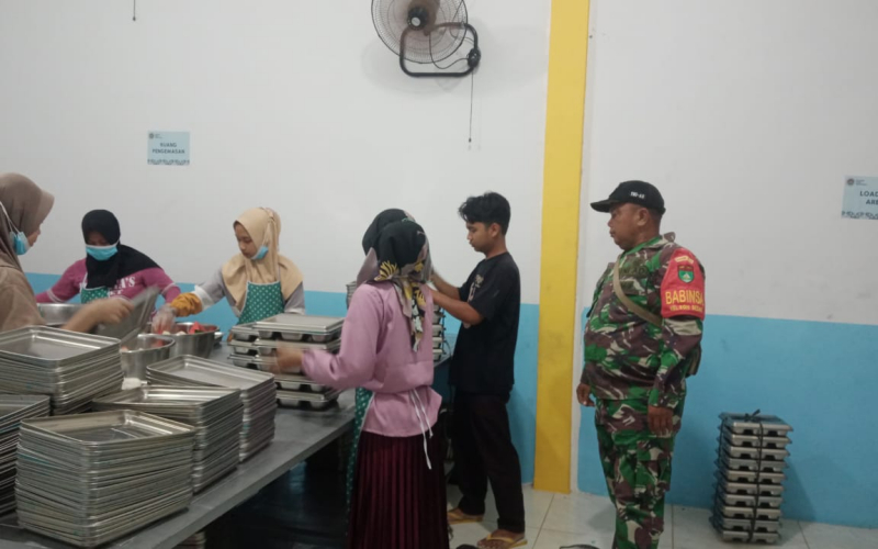 Babinsa Koramil 02 Dampingi Program Makanan Bergizi Gratis untuk Ribuan Siswa