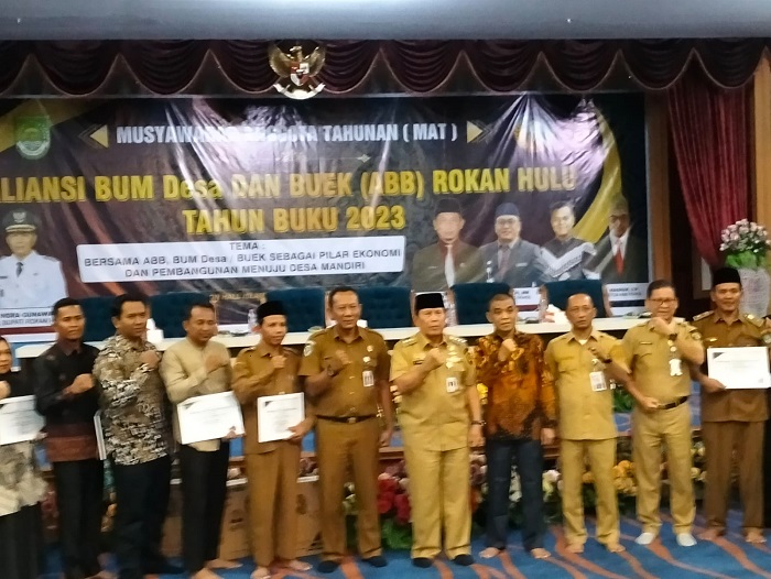 Demi Kemajuan, Bupati Rohul H Sukiman Beri Reward Kepada BUMDES Terbaik 2023